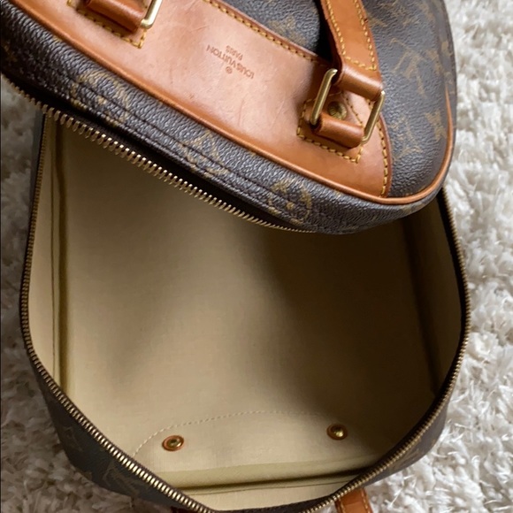 Louis Vuitton Excursion Bag - Picture 10 of 16